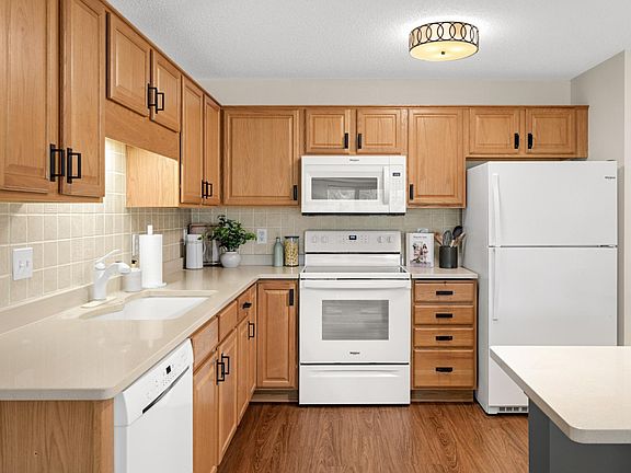 5th image of 18400 Euclid St APT 353