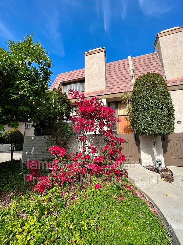 3 bed, 2.5 bath, 1576 sqft, $3,595 — Photo 2