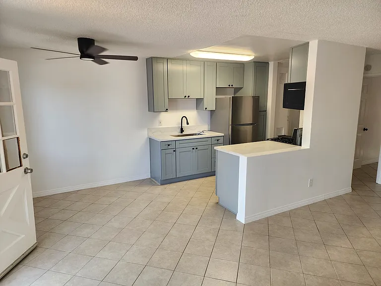 261 E Vermont Ave — Photo 3