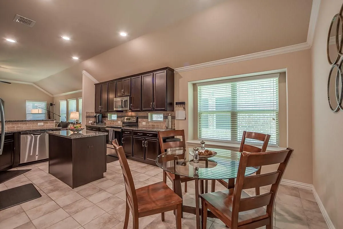 4 bed, 2063 sqft, $2,550 — Photo 3