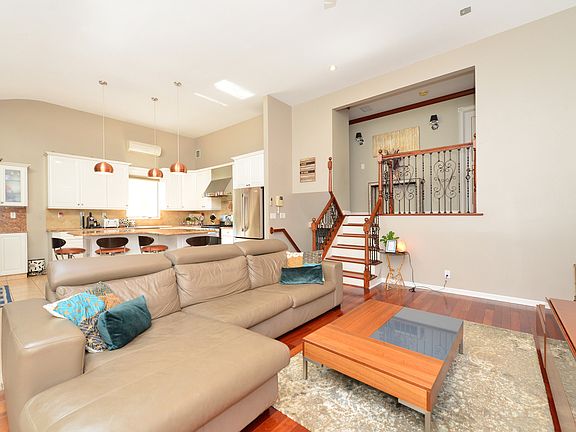 4th image of 18 Barlow Dr N