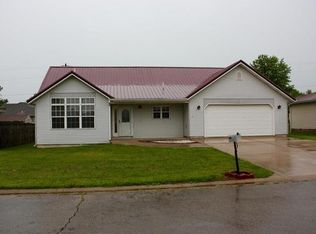 1225 Lacy Dr, Lebanon, MO 65536