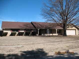 2505 Hummingbird Ln, Ponca City, OK 74604