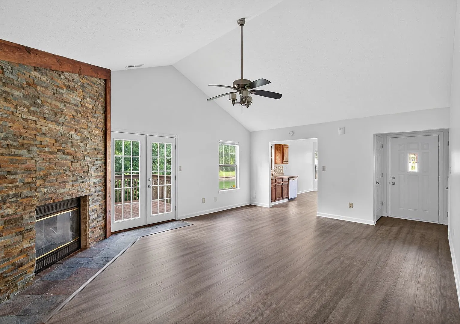 Charming 3-Bedroom Home in a Peaceful Neighborhood — Photo 4