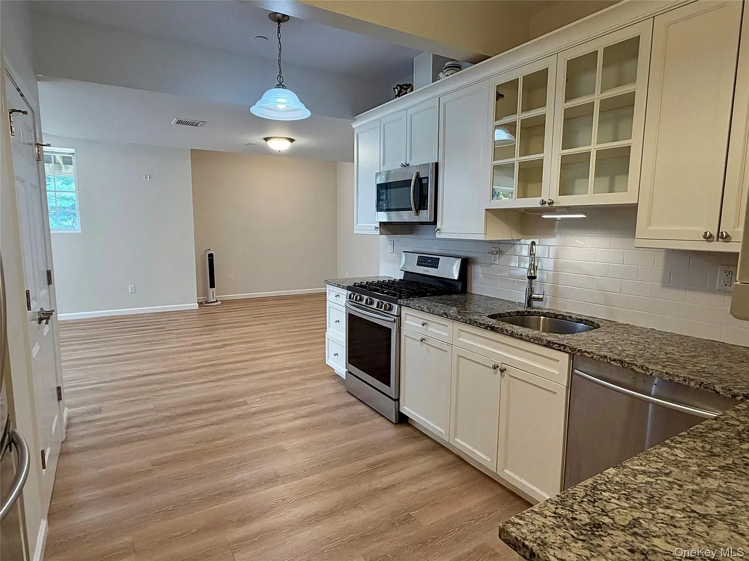 2 bed, 1.0 bath, 1100 sqft, $3,500 — Photo 2
