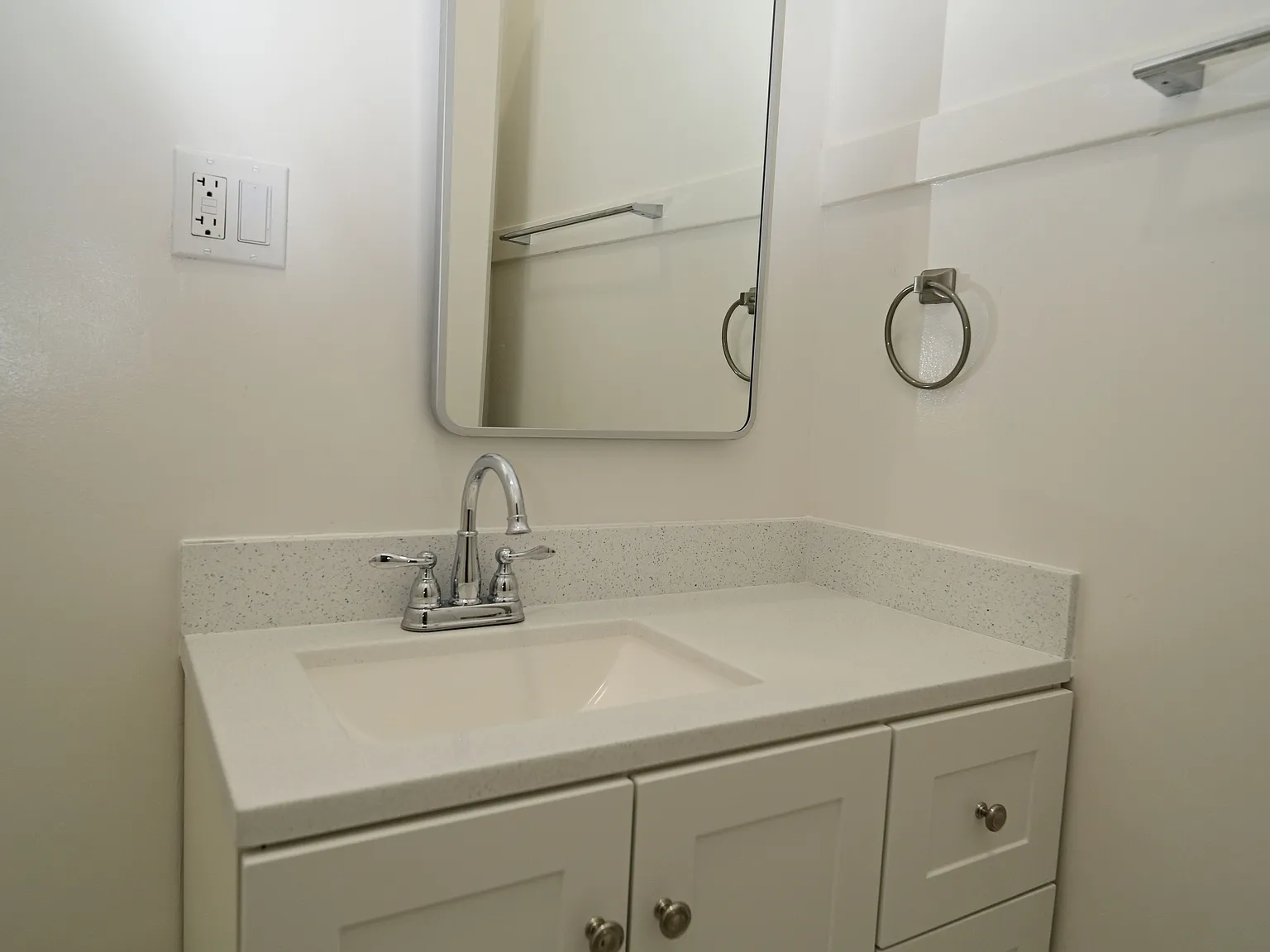2 bed, 900 sqft, $6,499 — Photo 2