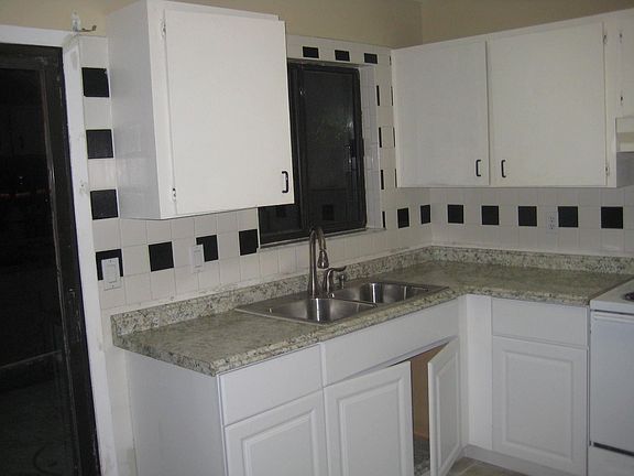 5th image of 601 SW Jeanne St