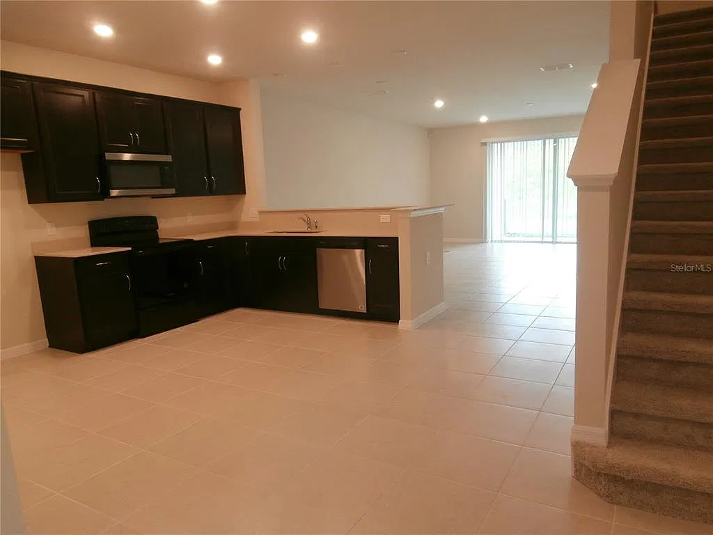 3 bed, 2.5 bath, 1883 sqft, $2,300 — Photo 3