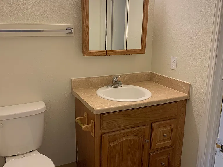 Laurel Court Apartments — Photo 8