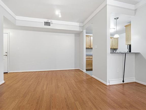 4th image of 249 W Freemason St APT 206