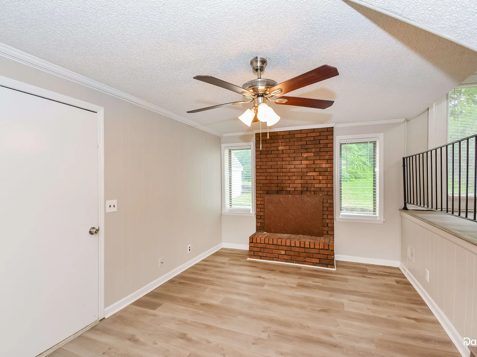 3 bed, 2.0 bath, 1354 sqft, $2,210 — Photo 4