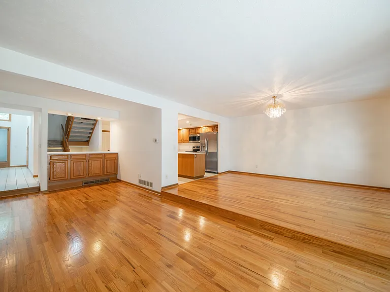 5751 Som Center Rd — Photo 11