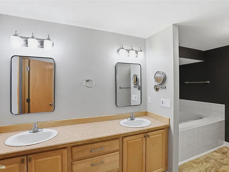 1421 N Landmark Dr — Photo 10