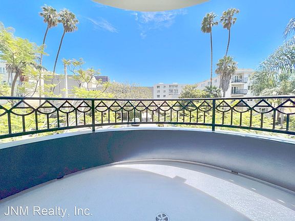 3rd image of 11833 Darlington Ave #201