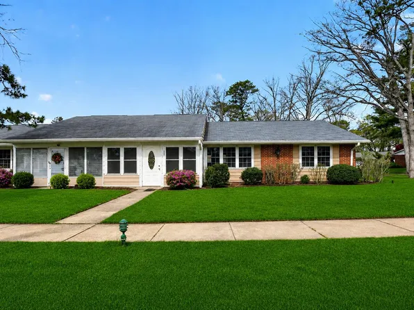 692B Plymouth Dr, Lakewood, NJ 08701