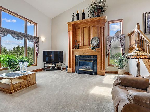 5th image of 529 Washington Ct