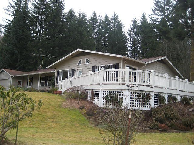 Expansive wrap-around deck