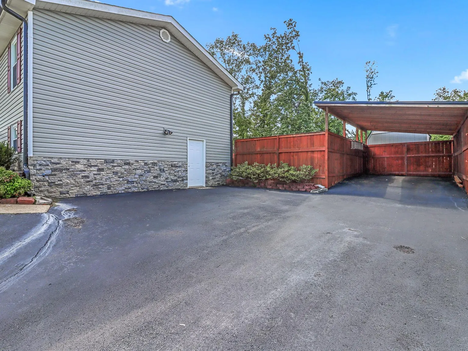 4007 Shady Oak Dr — Photo 3