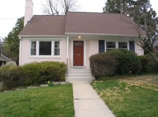 6111 Temple St, Bethesda, MD 20817
