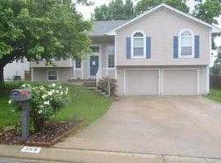 308 NE Golden Gate Ct, Blue Springs, MO 64014