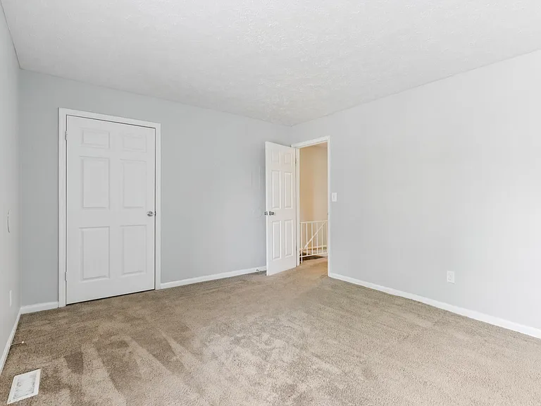 Castleton Manor Apartments — Photo 10