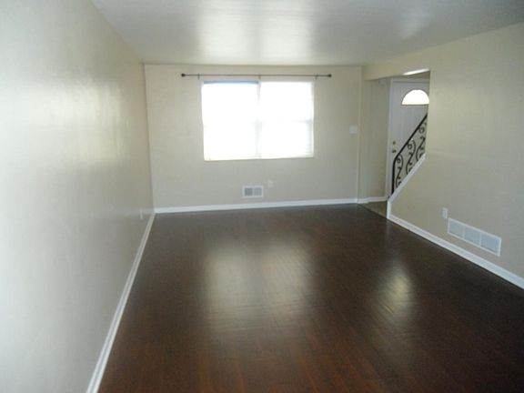 LIVING ROOM 12X22' NEW HARDWOOD FLOOR AND NEW PAINT THROUGHO