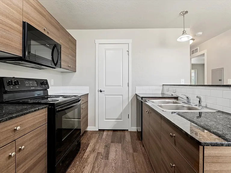 WhistleStop Apartments — Photo 22