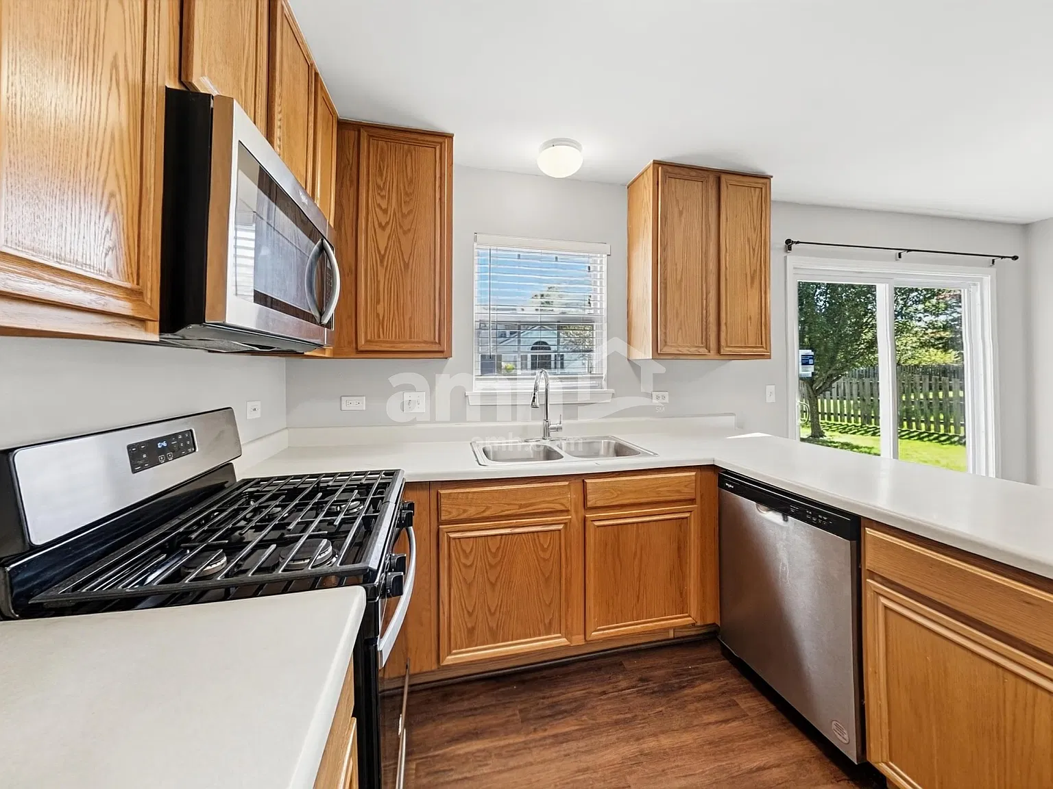 4 bed, 2.5 bath, 2122 sqft, $3,195 — Photo 3