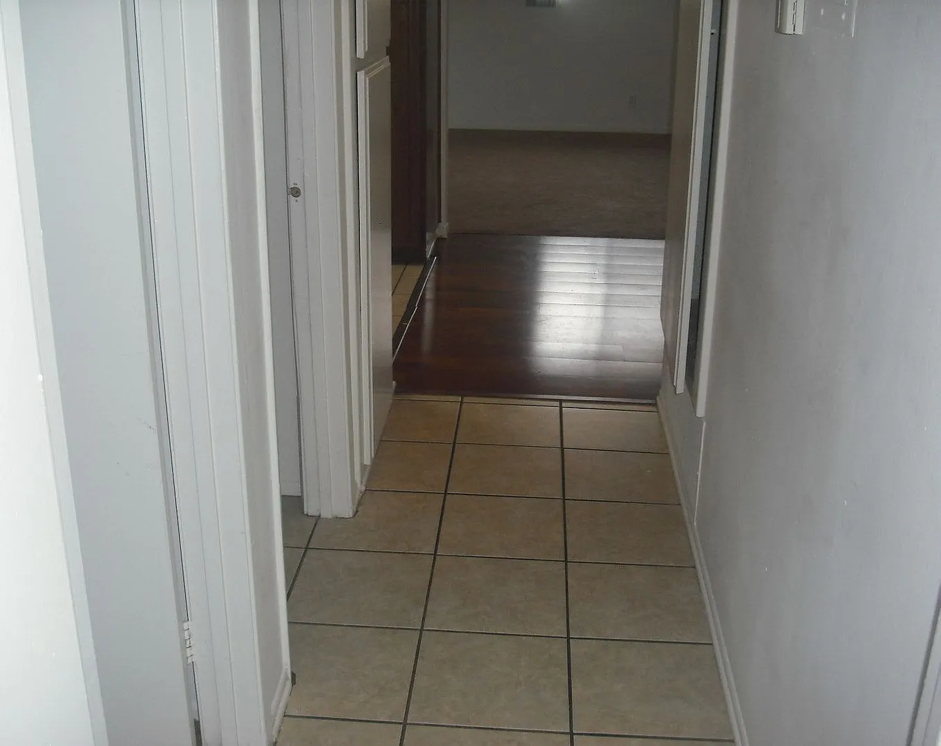 Lovely 2 bedroom Penthouse Condo with garage & pool — Photo 4