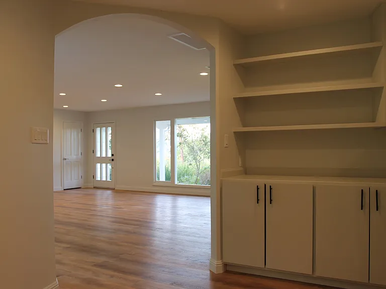 202 E Strawberry Dr — Photo 12