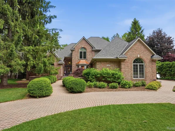 5483 Lake Ridge Dr, Brighton, MI 48116
