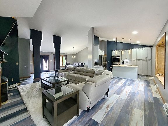 4th image of 3319 Carriage Cir