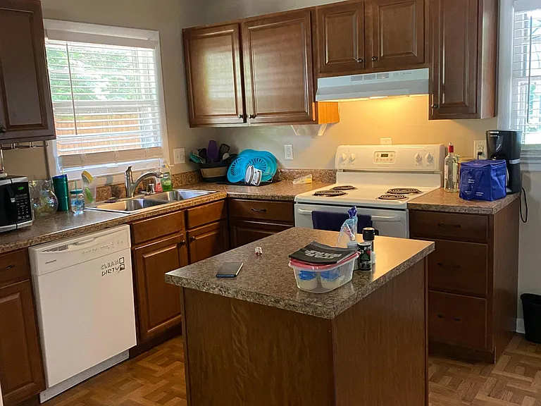 326 E Lowry Ln — Photo 3
