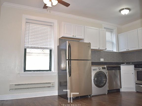 2nd image of 3817-2 N Greenview Ave #2E