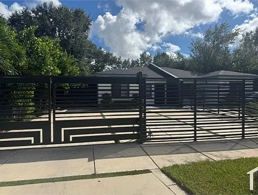 3 bed, 1000 sqft, $3,300 — Photo 2
