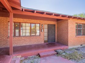 2005-2011 E. 2nd St. ( 2005, 2007, 2009, 2011 ), 2 br / 1.0 ba, $1500