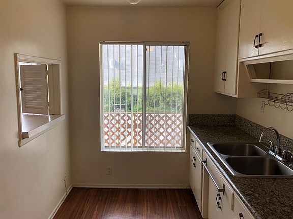 5th image of 2215 N Beachwood Dr APT 202