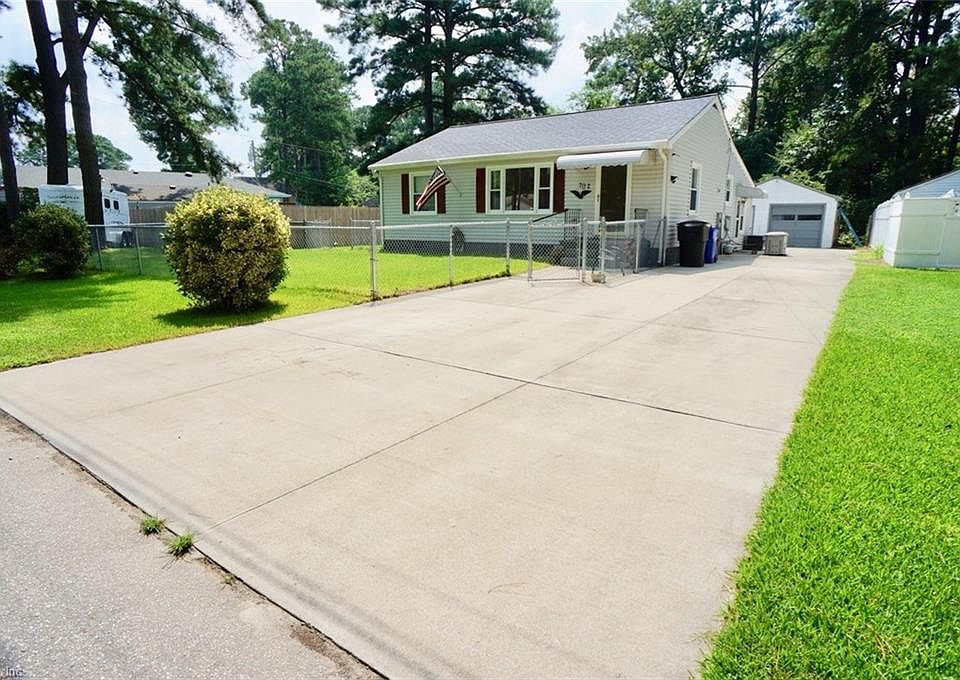 A darling little bugalow, 702 Mimosa Rd is located on almost half an acre on a quiet street in Park Manor. Plenty of space for all your parking needs, including a spacious detached garage.