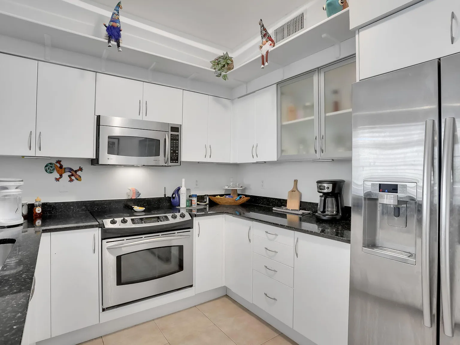 2 bed, 2.0 bath, 1080 sqft, $4,000 — Photo 3