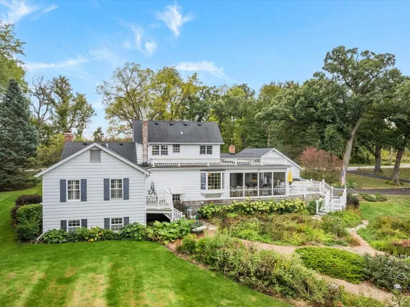 40W296 Campton Hills Dr, St Charles, IL 60175