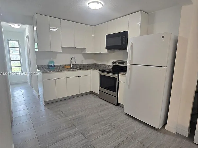237 SW 13th St #5 — Photo 2
