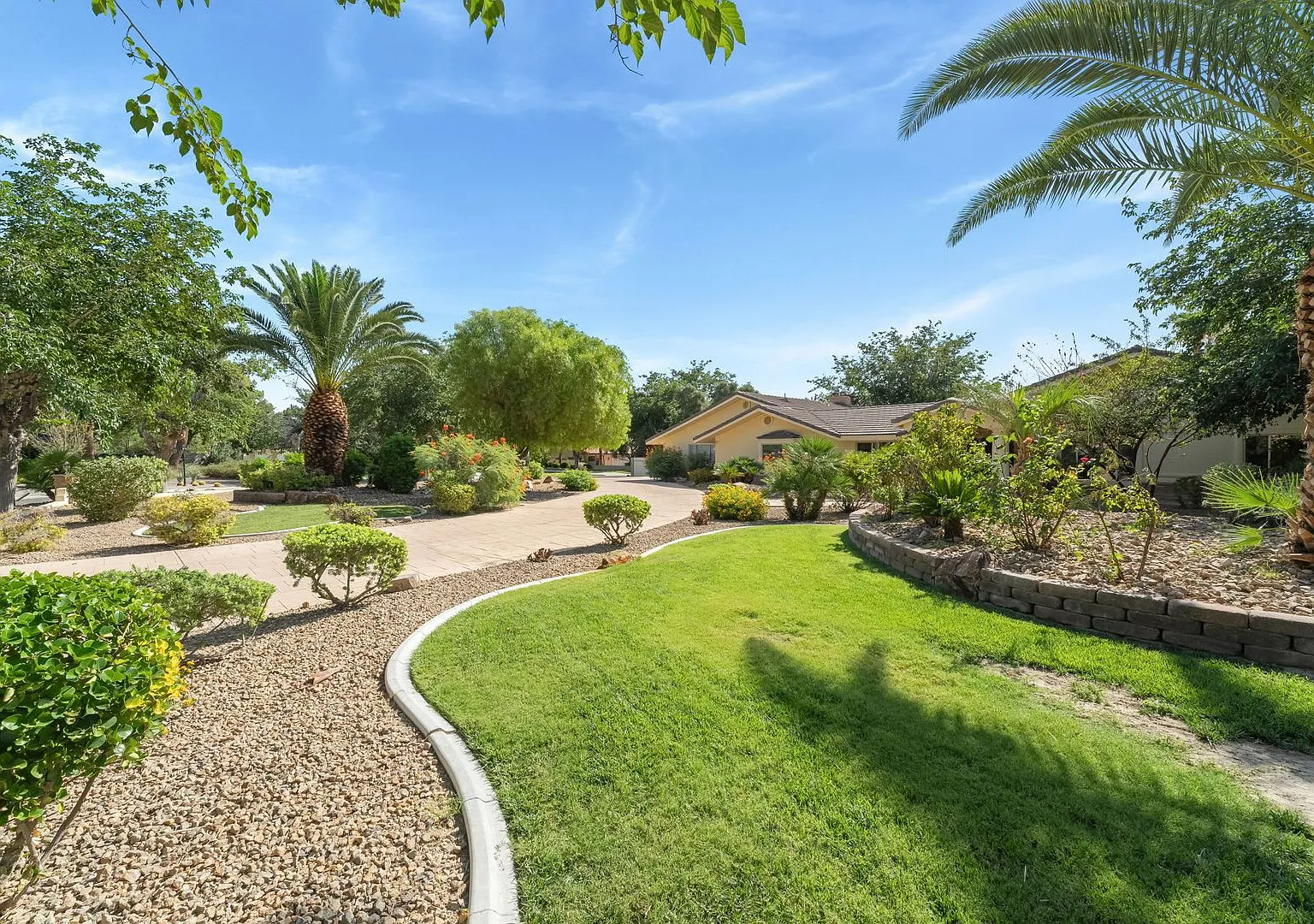 A stunning custom estate nestled in the prestigious Sierra Vista Ranchos — Photo 4