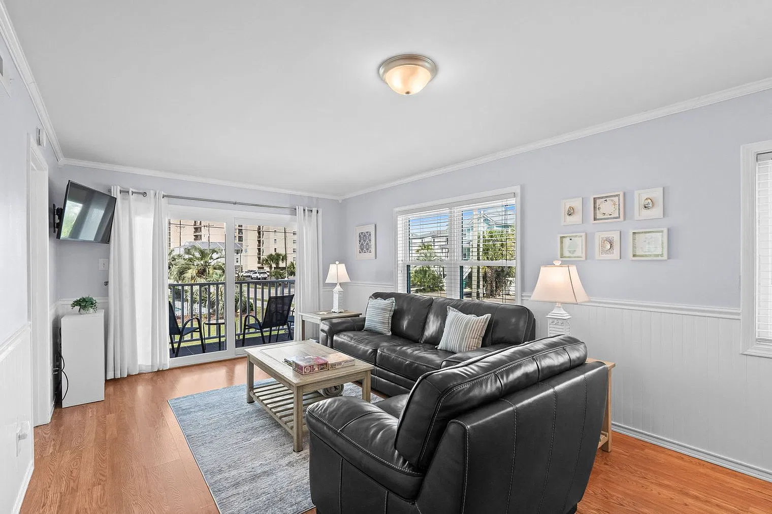 3 bed, 2.0 bath, 1001 sqft, $3,201 — Photo 2