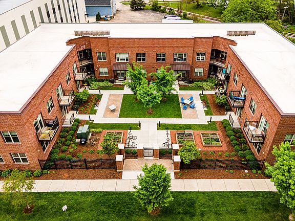 2nd image of 1825 E Washington Ave #386