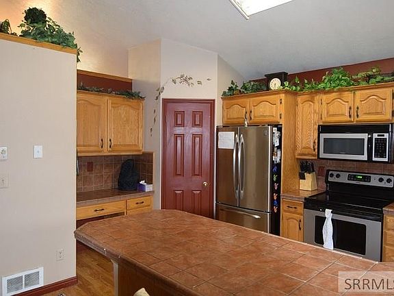 4th image of 1300 Creek Side Ct