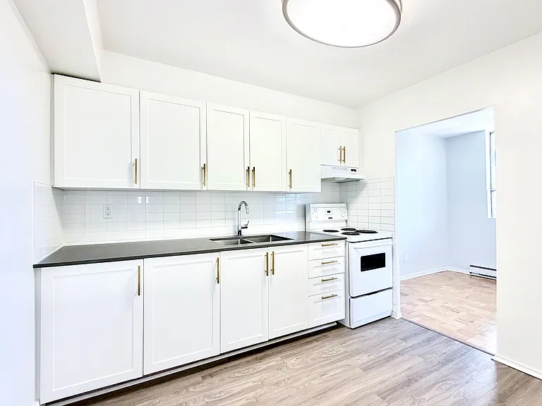 525 Eglinton Ave E #804 — Photo 3