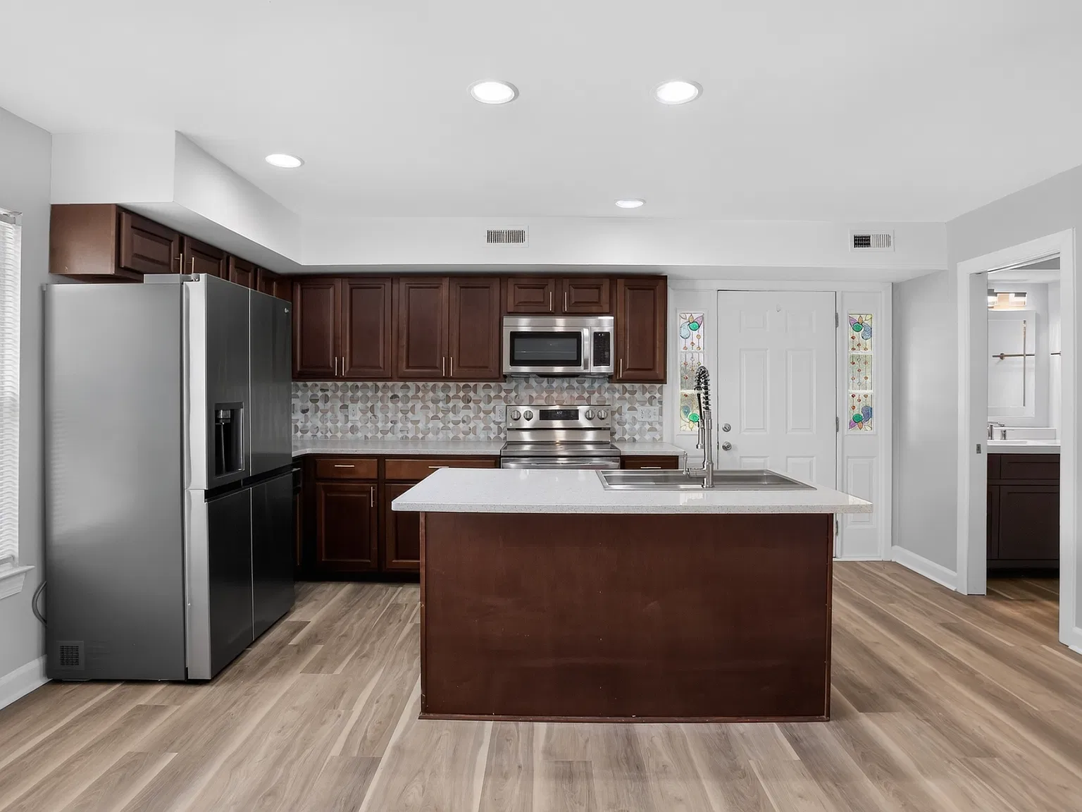 501 Thornloe Ln — Photo 3