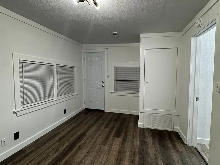 308 E Greeley St — Photo 7