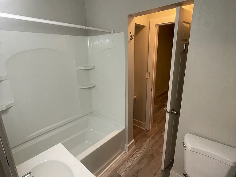 407 NE Main St — Photo 6