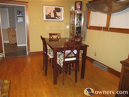 5th image of 127 Rose Ave